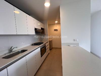 Apartamento de 3 alcobas en arriendo en El Poblado Castropol, Medellín, 90 m² · foto 3 de 20