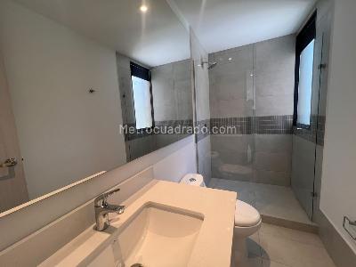 Apartamento de 3 alcobas en arriendo en El Poblado Castropol, Medellín, 90 m² · foto 16 de 20