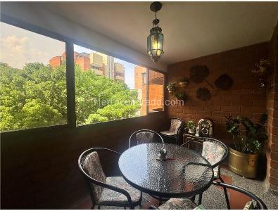 Apartamento de 4 alcobas en venta en Laureles Santa Teresita, Medellín, 164 m² · foto 3 de 12