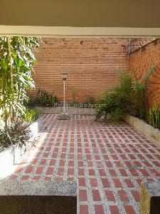 Casa de 5 alcobas en arriendo en Laureles La Castellana, Medellín, 300 m² · foto 16 de 20