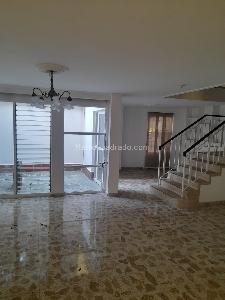 Casa de 5 alcobas en arriendo en Laureles La Castellana, Medellín, 300 m² · foto 2 de 20