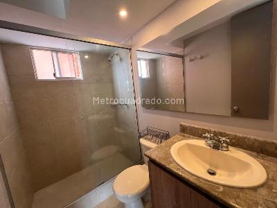 Apartamento de 3 alcobas en arriendo en El Poblado Castropol, Medellín, 103 m² · foto 10 de 16