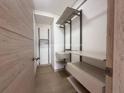 Apartamento de 2 alcobas en venta en El Poblado El Tesoro, Medellín, 61 m² · foto 11 de 20