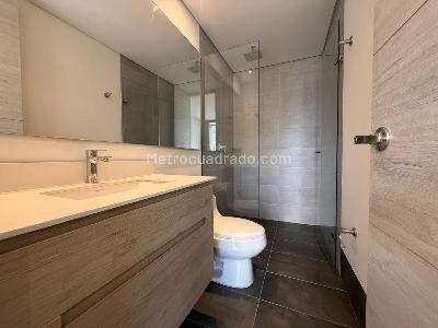 Apartamento de 2 alcobas en venta en El Poblado El Tesoro, Medellín, 61 m² · foto 13 de 20
