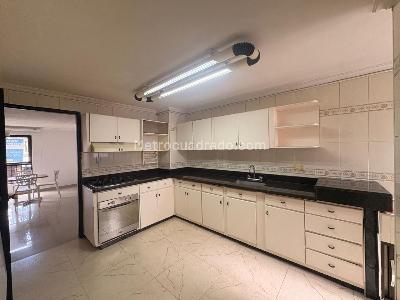 Apartamento de 4 alcobas en venta en Laureles Nogal, Medellín, 110 m² · foto 4 de 20