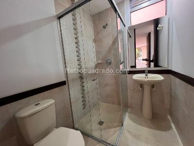 Apartamento de 2 alcobas en arriendo en El Poblado Castropol, Medellín, 65 m² · foto 8 de 14