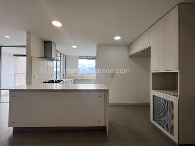 Apartamento de 3 alcobas en arriendo en El Poblado Castropol, Medellín, 110 m² · foto 3 de 20
