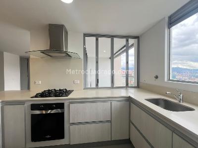 Apartamento de 3 alcobas en arriendo en El Poblado Castropol, Medellín, 110 m² · foto 4 de 20