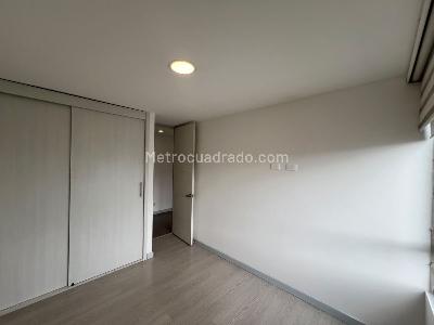 Apartamento de 3 alcobas en arriendo en El Poblado Castropol, Medellín, 110 m² · foto 9 de 20