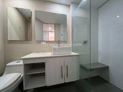 Apartamento de 3 alcobas en arriendo en El Poblado Castropol, Medellín, 110 m² · foto 17 de 20