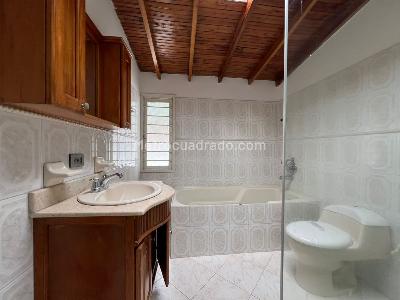 Casa de 5 alcobas en arriendo en Belen Belen La Palma, Medellín, 400 m² · foto 19 de 20