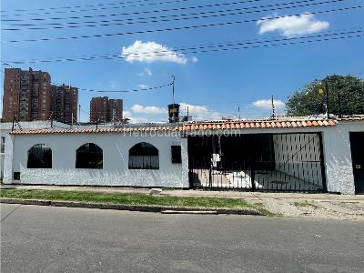 Casa de 5 alcobas en venta en Las Villas, Bogotá, 716 m² · foto 1 de 20