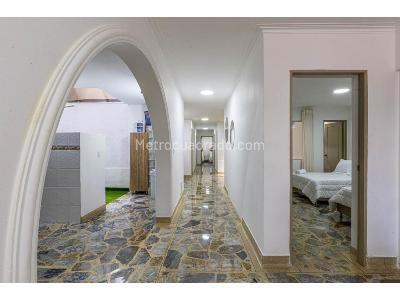 Casa de 5 alcobas en venta en Laureles, Medellín, 197 m² · foto 11 de 20