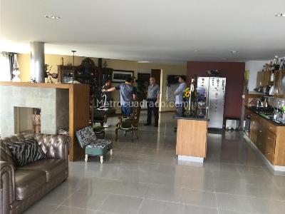 Apartamento de 3 alcobas en venta en Las Lomitas, Sabaneta, 269 m² · foto 3 de 5