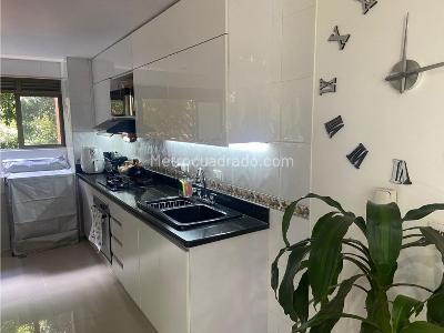 Apartamento de 3 alcobas en venta en Castropol, Medellín, 86 m² · foto 3 de 13