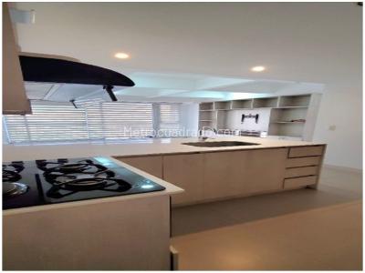 Apartamento de 1 alcoba en venta en Los Bernal, Medellín, 57 m² · foto 2 de 12