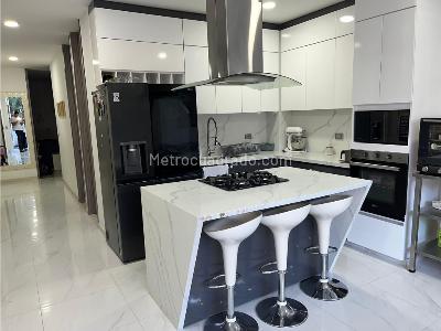 Apartamento de 3 alcobas en venta en Cristo Rey, Medellín, 83 m² · foto 2 de 17