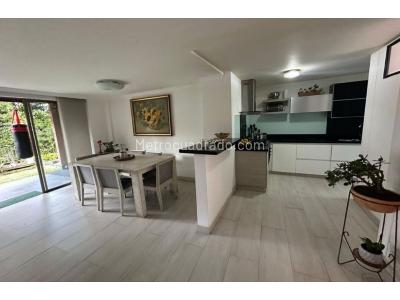 Casa de 3 alcobas en venta en Intermedia, Envigado, 260 m² · foto 2 de 10