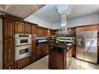 Casa de 5 alcobas en venta en El Poblado, Medellín, 400 m² · foto 2 de 20