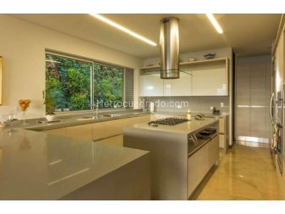 Casa de 5 alcobas en venta en El Poblado, Medellín, 738 m² · foto 2 de 11