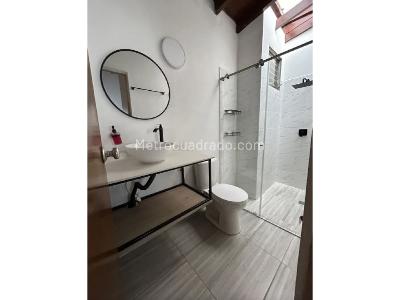 Casa de 5 alcobas en venta en Estadio, Medellín, 174 m² · foto 2 de 11