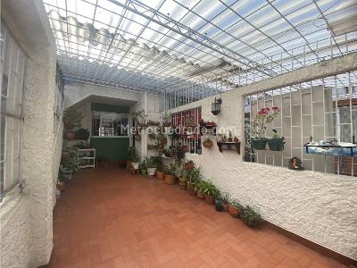 Apartamento de 3 alcobas en venta en La Francia, Bogotá, 74 m² · foto 2 de 12