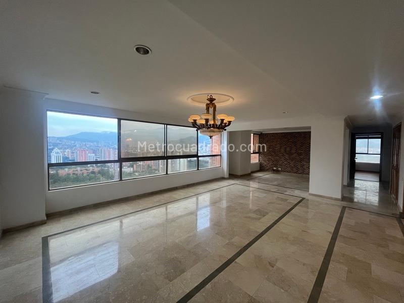 3BR Apartment with Terrace in Los Balsos, El Poblado