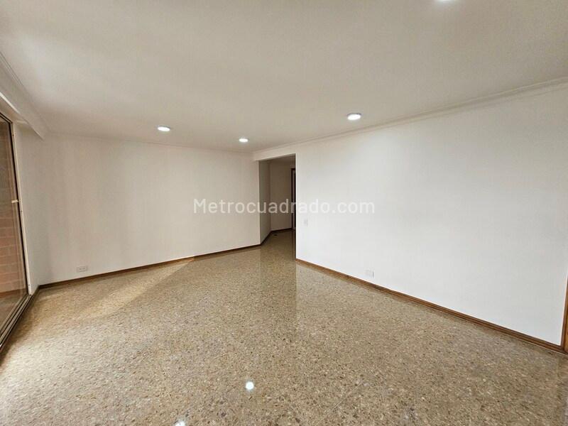 Cozy 3BR Apartment with Balcony in La Florida - 2
