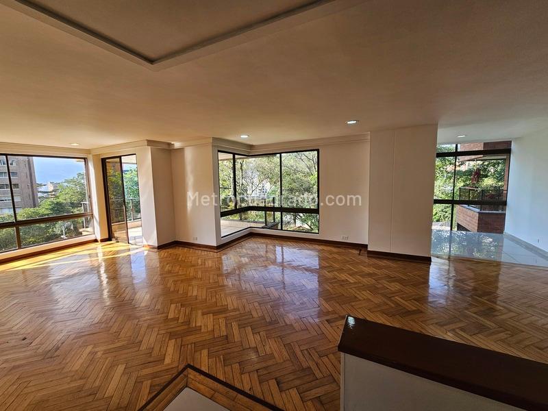 Spacious 3BR Apartment with Balcony in El Poblado
