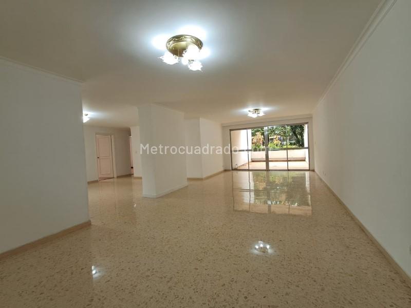 Spacious 4BR Apartment with High-End Features in El Poblado - 2