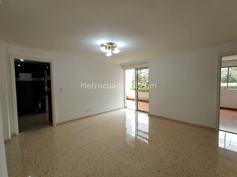 Spacious 4BR Apartment with High-End Features in El Poblado - 3