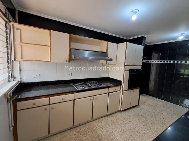 Spacious 4BR Apartment with High-End Features in El Poblado - 4