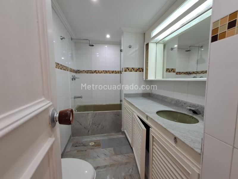Spacious 4BR Apartment with High-End Features in El Poblado - 5