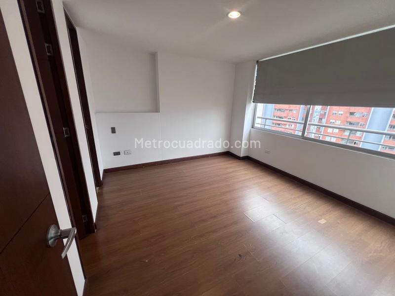 Modern 3BR Apartment with Balcony in Loma Del Indio - 4