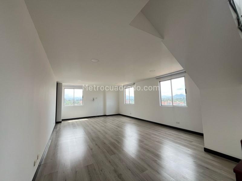 Apartamento dúplex moderno de 3 habitaciones en arriendo en Los Colegios