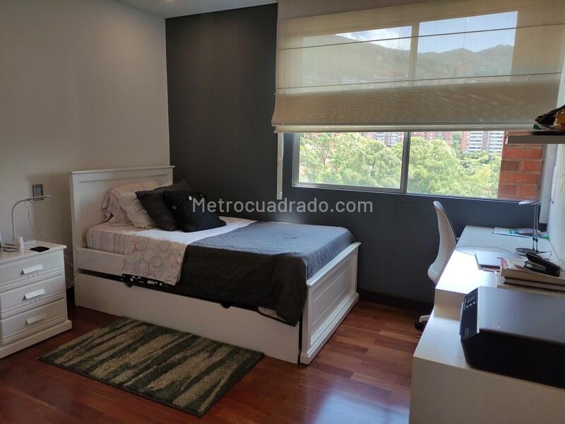Exclusive 5BR Apartment with Balcony in El Poblado - 9