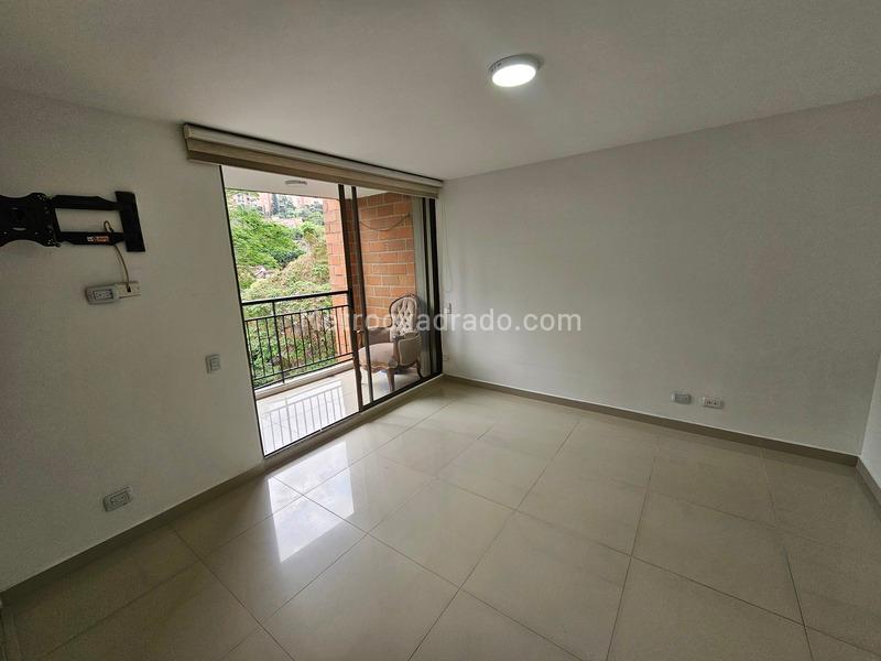 Apartamento Moderno de 3 Alcobas con Balcón en Castropol - 8