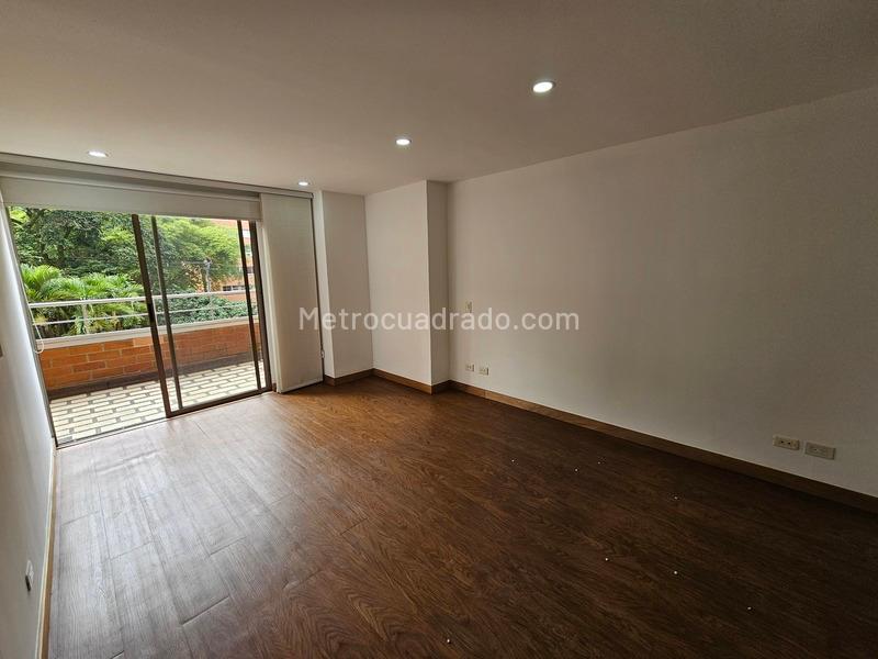 Stylish 2BR Apartment with Balcony in El Poblado - 8