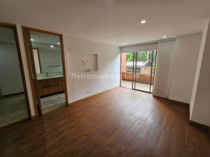 Stylish 2BR Apartment with Balcony in El Poblado - 9