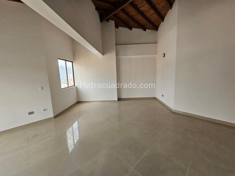 Duplex 4BR Apartment for Rent in Aves María, Sabaneta - 9