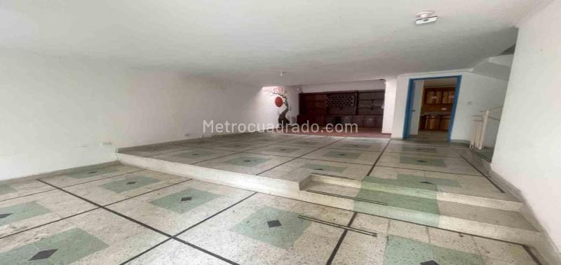 Commercial 5BR House in Calasanz Parte Alta