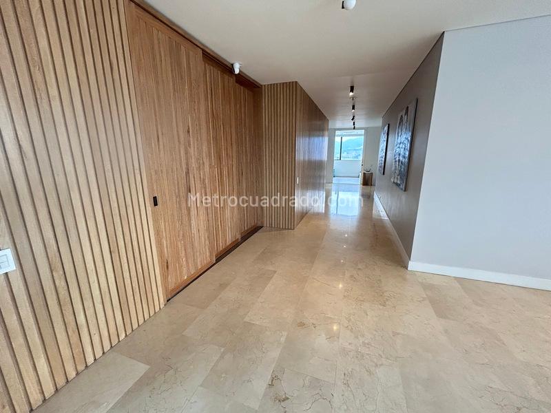 Apartamento Amplio de 3 Alcobas con Balcón Privado en Los Balsos - 3