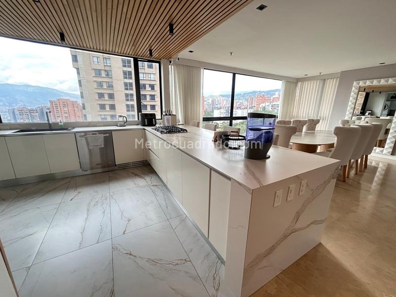 Apartamento Amplio de 3 Alcobas con Balcón Privado en Los Balsos - 4