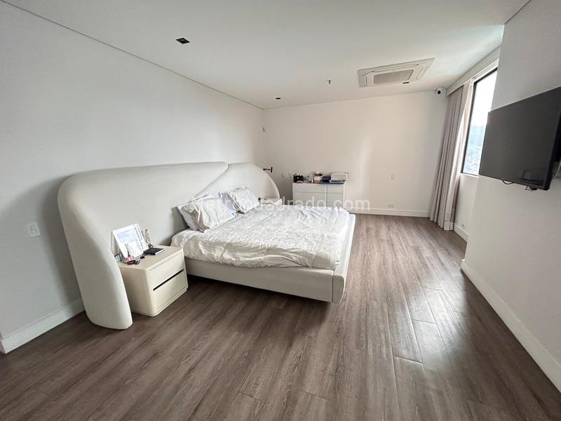 Apartamento Amplio de 3 Alcobas con Balcón Privado en Los Balsos - 9