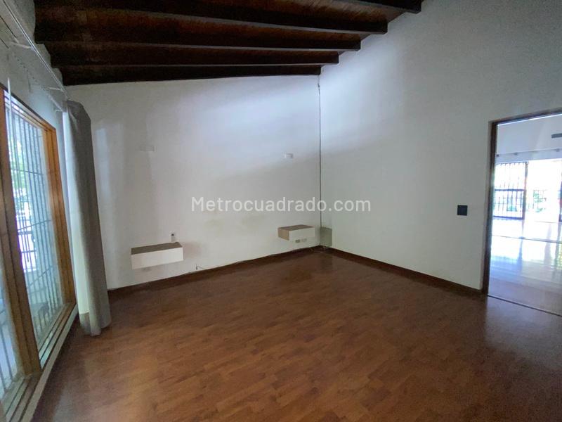 Casa Amplia de 3 Alcobas con Jardín en Conquistadores - 4