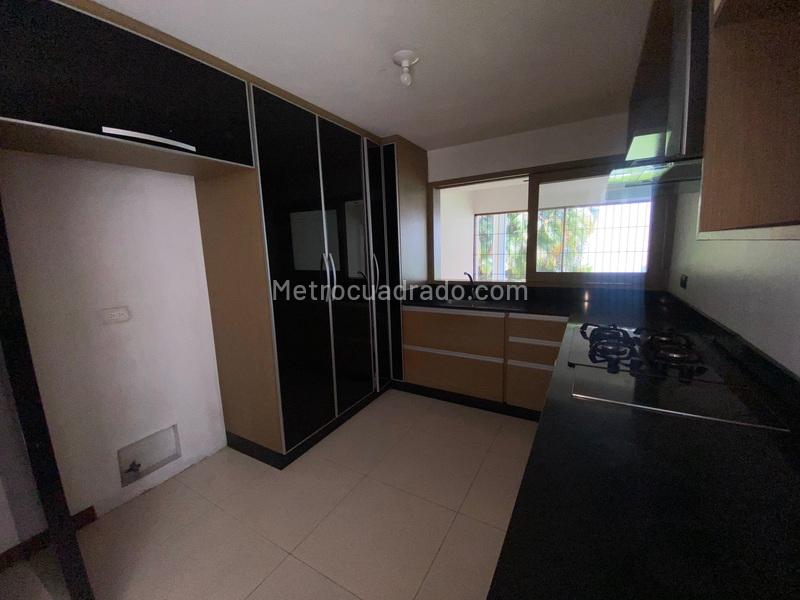 Casa Amplia de 3 Alcobas con Jardín en Conquistadores - 5