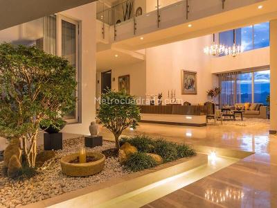 Casa de 5 alcobas en venta en El Poblado, Medellín, 738 m² · foto 2 de 13