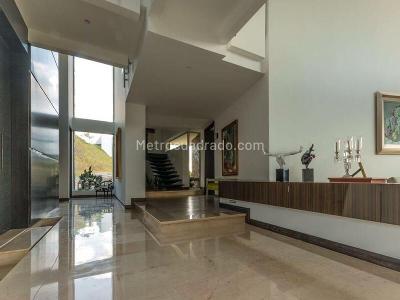 Casa de 5 alcobas en venta en El Poblado, Medellín, 738 m² · foto 4 de 13