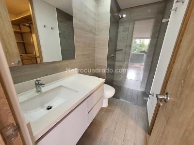 Apartaestudio en venta en El Poblado, Medellín, 63 m² · foto 12 de 13