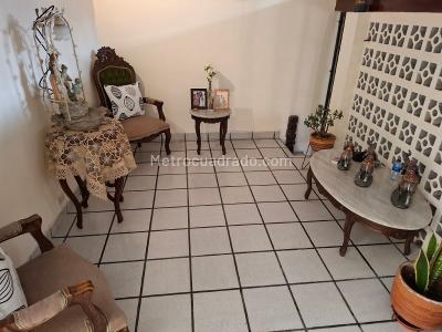 Casa de 3 alcobas en venta en Campo Valdes N2, Medellín, 231 m² · foto 1 de 20